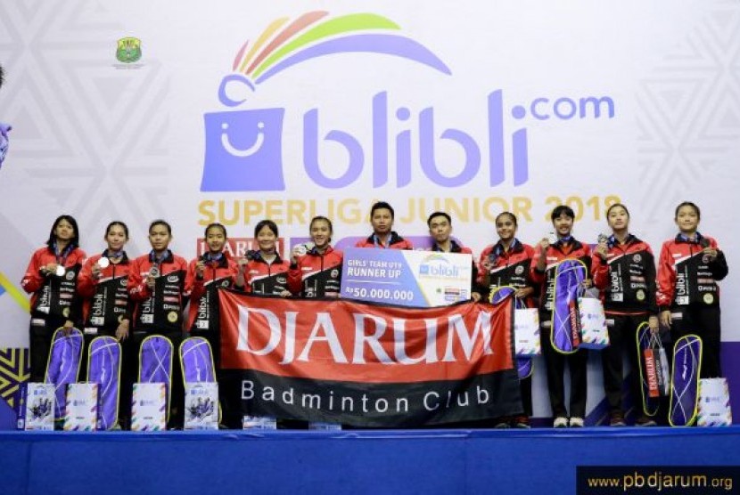 Tim Putri U-17 PB Djarum Kudus menjadi juara Superliga Junior 2018 dan membawa pulang Piala Yuni Kartika