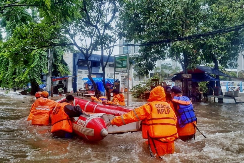Pemerintah Kota (Pemkot) Jakarta Barat mempersiapkan lebih banyak perahu karet untuk mengantisipasi keterbatasan langkah saat ada banjir susulan (Ilustrasi petugas dengan perahu karet)