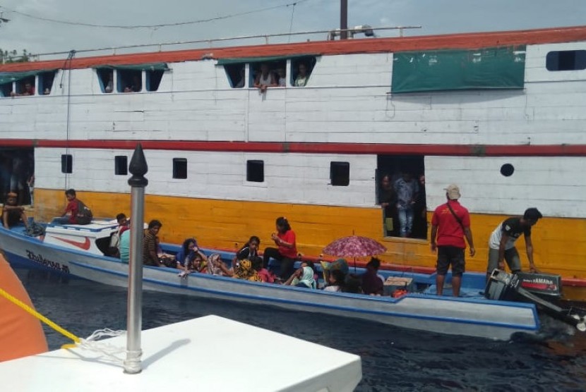 Tim Quick Response Team (QRT) Kantor Unit Penyelenggara Pelabuhan (UPP) Tobelo dan tim SAR berhasil mengevakuasi penumpang KM Wahana Permai.