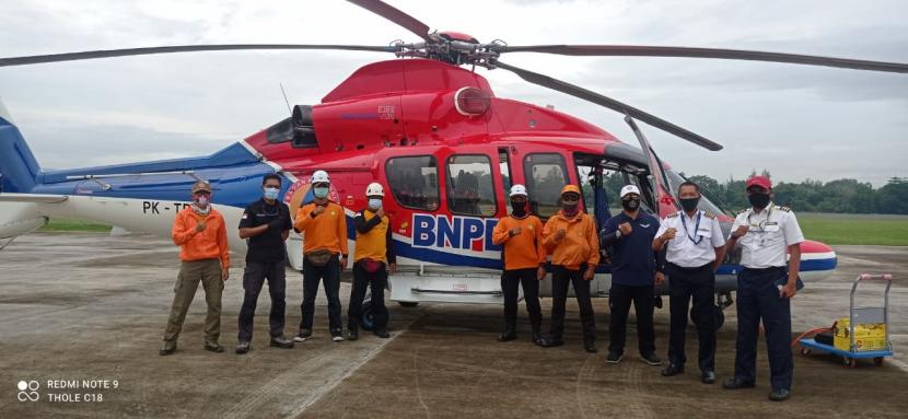 Tim Reaksi Cepat (TRC) Badan Penanggulangan Bencana Daerah (BPBD) Provinsi Daerah Istimewa Yogyakarta melakukan giat pemantauan perkembangan aktivitas Gunung Merapi melalui udara menggunakan helikopter Badan Nasional Penanggulangan Bencana (BNPB) pada Jumat (27/11).