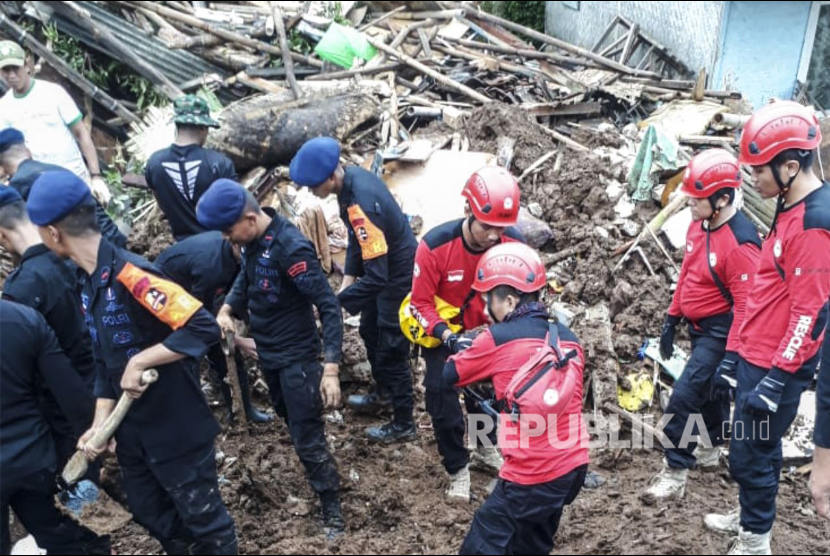 Tim Reaksi Cepat (TRC) Semen Padang (SIG Group) bersama Kepolisian dan TNI melakukan pencarian korban gempa bumi di Kabupaten Cianjur, Jawa Barat.