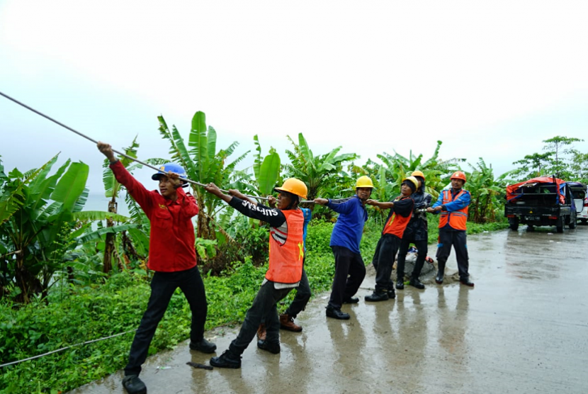 Tim recovery PLN membantu memulihkan kelistrikan di wilayah terdampak tsunami di Selat Sunda.