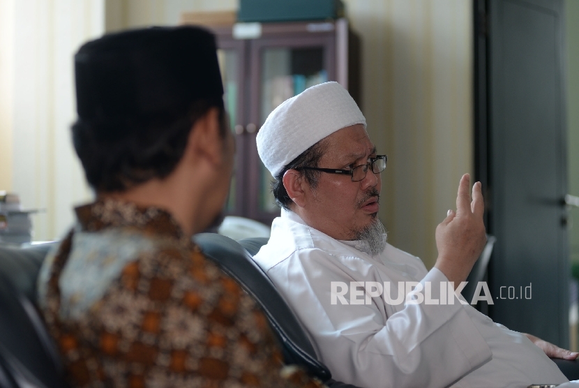  Tim Redaksi Harian Republika bertemu Wakil Sekjen Majelis Ulama Indonesia Tengku Zulkarnain (kanan) di kantor MUI, Jakarta, Selasa (6/12)