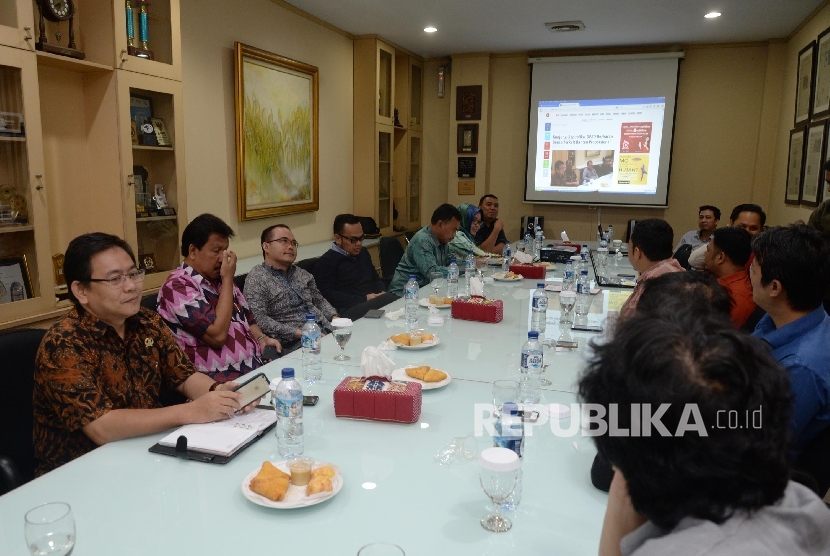 Tim redaksi Harian Republika menerima kunjungan ketua dan anggota anggota komisi I DPRD Banten di kantor Republika, Jakarta, Rabu (11/1). 