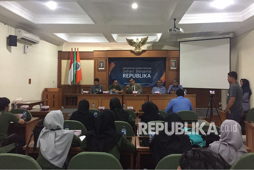 Tim redaksi Republika biasanya berkantor di kawasan Kotabaru, Yogyakarta. Namun, pada Selasa (15/5), Republika kembali melakukan program sehari berkantor yang kali ini memilih Universitas Ahmad Dahlan (UAD) Yogyakarta. 