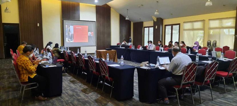 Tim Reformasi Birokrasi dan Zona Integritas Universitas Negeri Jakarta (RBZI UNJ) menyelenggarakan lokakarya (workshop) penyusunan draf Peraturan Rektor Pengendalian Gratifikasi, Selasa (2/11). Workshop ini digelar 1-4 November 2021.