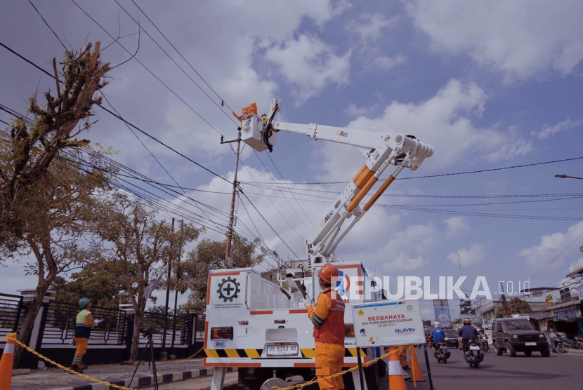 Tim Regu PDKB PT PLN (Persero) Unit Induk Distribusi Sumatera Utara saat melakukan pemeliharaan jaringan dalam kondisi bertegangan untuk memastikan keandalan pasokan listrik.