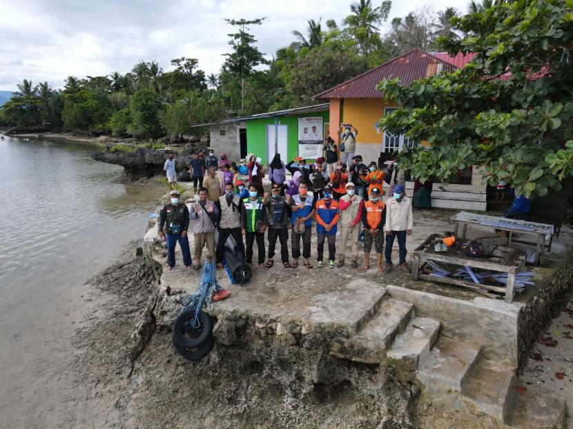 Tim relawan Amanah Takaful menembus desa terisolir di Pulau Karampuang, Kabupaten Memuju, dengan menggunakan perahu motor.