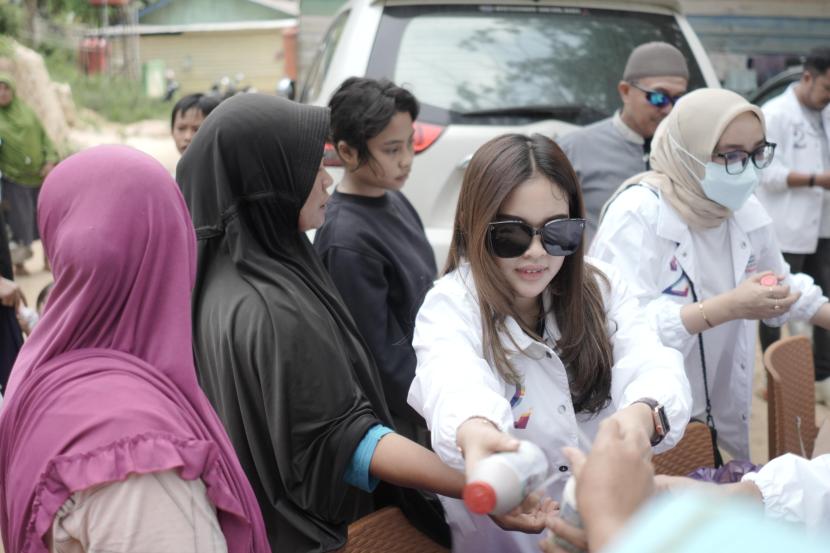 Tim Relawan Barisan Pengusaha Pejuang (BPP) Indonesia Maju, Sulawesi Tenggara (Sultra) bagi-bagi susu dan makan siang gratis kepada warga di Tempat Pembuangan Akhir (TPA) Puuwatu, Kendari.