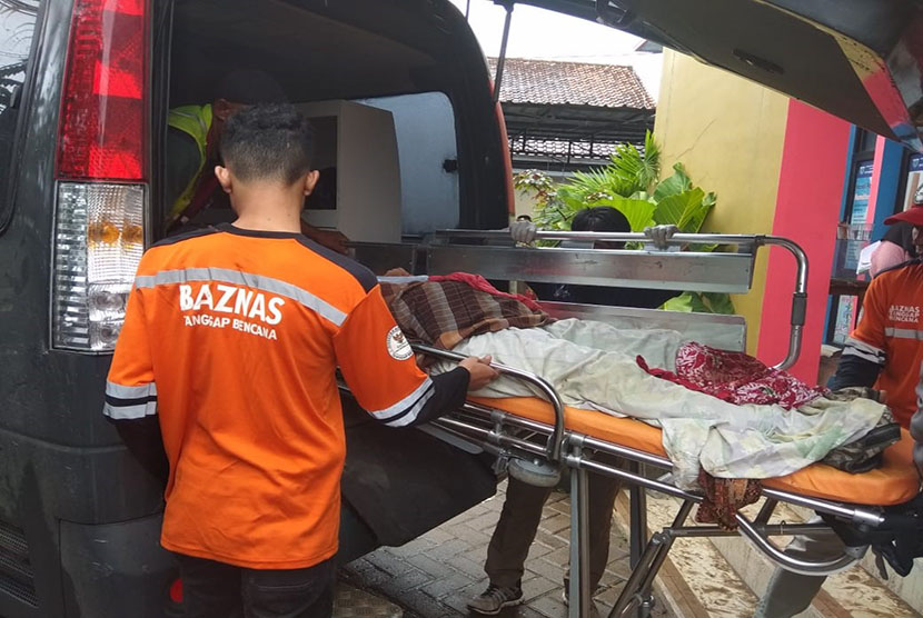 Tim relawan Baznas membantu korban bencana tsunami di Pendeglang