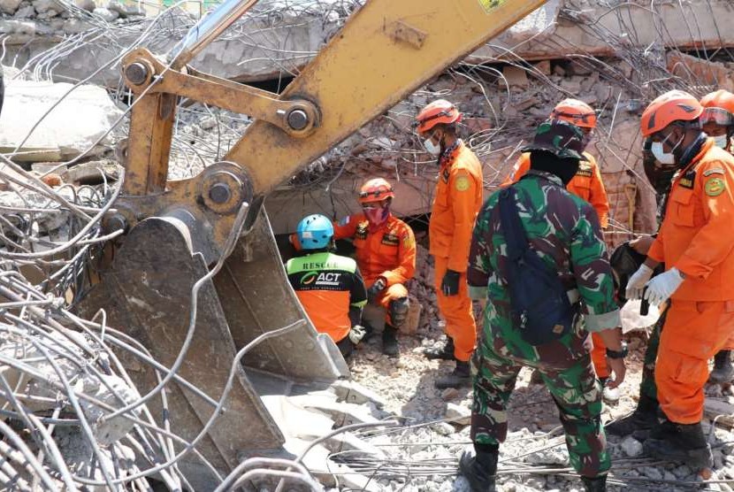  Tim relawan berhasil mengevakuasi satu jenazah dari reruntuhan Masjid Jamiul Jamaah yang terletak di Dusun Karang Pangsor, Desa Pemenang Barat, Lombok Utara. 