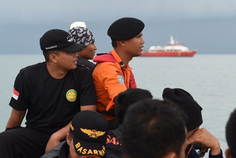 Tim relawan bersiap menuju lokasi ditemukannya serpihan pesawat Air Asia QZ8501