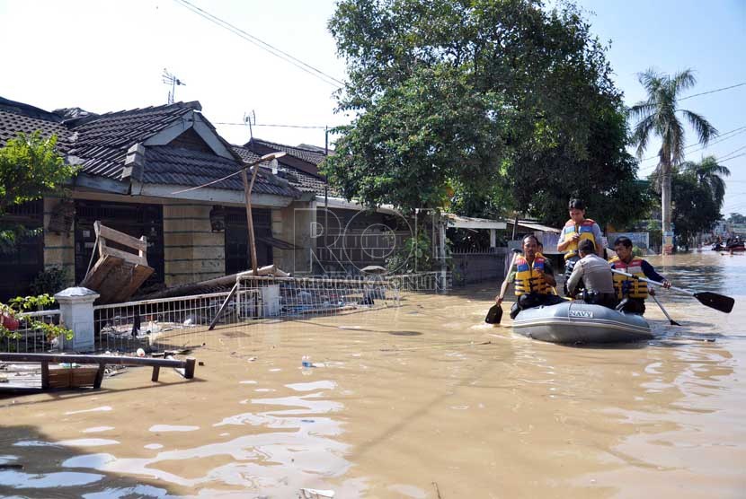   Tim relawan berusaha mengevakuasi warga di perumahan Pondok Gede Permai Jatiasih, Bekasi, Selasa (5/2).   (Republika/Rakhmawaty La'lang) 