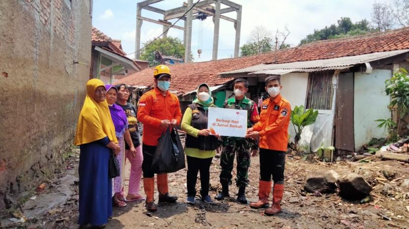 Tim relawan dari Rumah Zakat membagikan nasi bungkus kepada warga Cijerah, Bandung, yang menjadi korban banjir.
