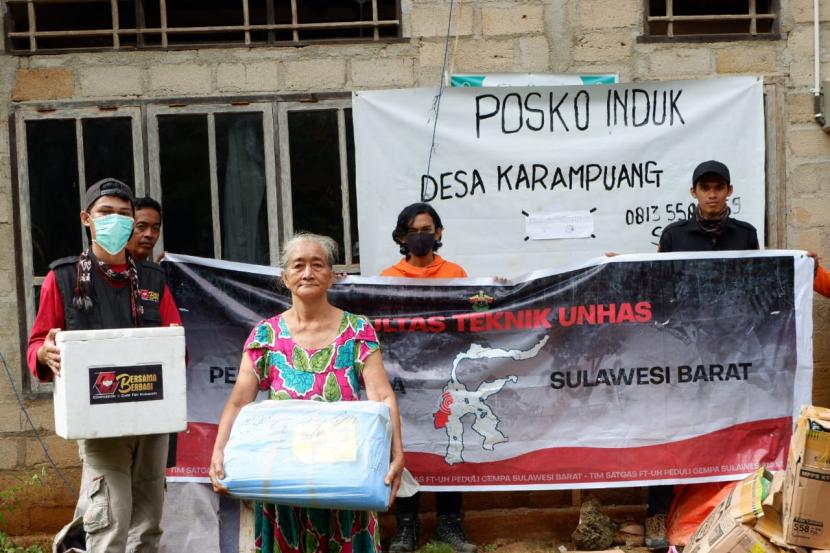 Tim relawan Ikatek Unhas mengantarkan bantuan untuk korban gempa di Pulau Karampuang, Mamuju, Sulawesi Barat, Selasa (19/1)