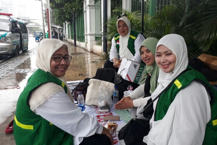 Tim relawan kesehatan turut mengawal massa aksi 313 di Kawasan Monas, Jakarta Pusat, Jumat (31/3).