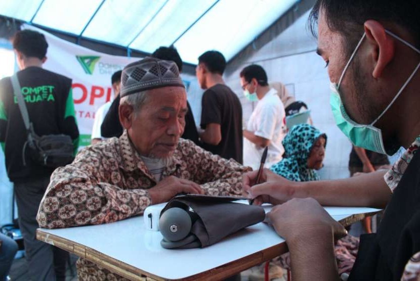 Tim Relawan Lombok Recovery (Lover) Dompet Dhuafa menggunakan Hospital Keliling (Hoping) melayani pengungsi di Lombok dengan memberikan operasi katarak dan khitanan gratis, Rabu (5/9).