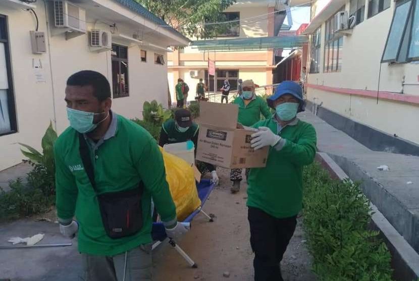 Tim relawan peduli Wahdah Islamiyah bekerja bahu membahu membersihkan RSUD Undata Palu, sehingga membuat kerja tim medis di rumah sakit itu bisa lebih kondusif. 