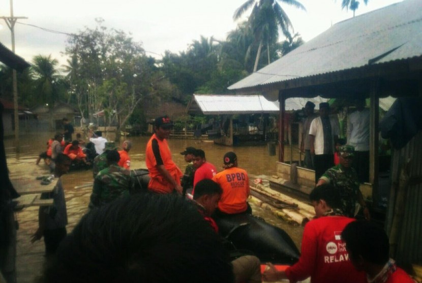 Tim relawan PKPU HI membantu evakuasi korban banjir di Aceh Utara.