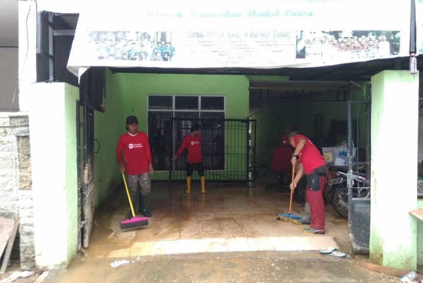Tim Relawan PKPU Human Initiative, Kamis (8/2) melakukan aksi bersih-bersih di Pondok Yatim Dhuafa Shohibu Al Istiqomah dan Mushala Al Makmun di Cililitan Kecil RT 09 RW 07 Kec. Kramat Jati, Jakarta Timur.
