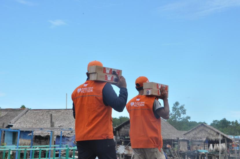 Tim Relawan Rumah Zakat Kalimantan Barat bersama komunitas gabungan PKAK dan Payung Teduh Community bergerak menuju Desa Dabong Kecamatan Kubu dan Desa Nibung Kecamatan Teluk Pakedai. Kegiatan tersebut untuk menyalurkan 100 paket sembako dan 200 kornet siaga pangan. Penyaluran dilakukan menggunakan speed boat, Sabtu (06/6).