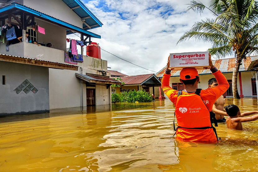 Tim relawan Rumah Zakat membantu korban banji di Kabupaten Landak, Kalimantan Barat. 