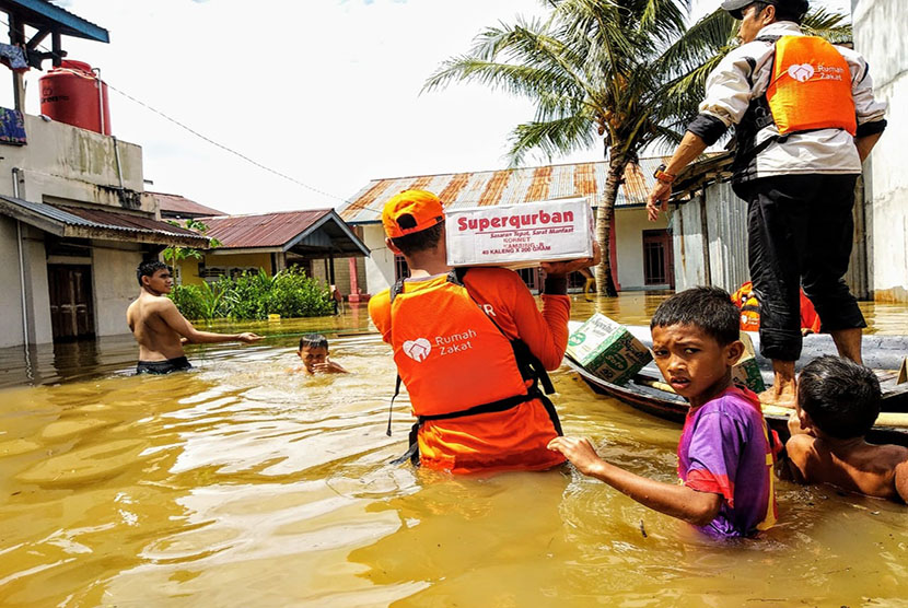 Tim relawan Rumah Zakat membantu korban banji di Kabupaten Landak, Kalimantan Barat