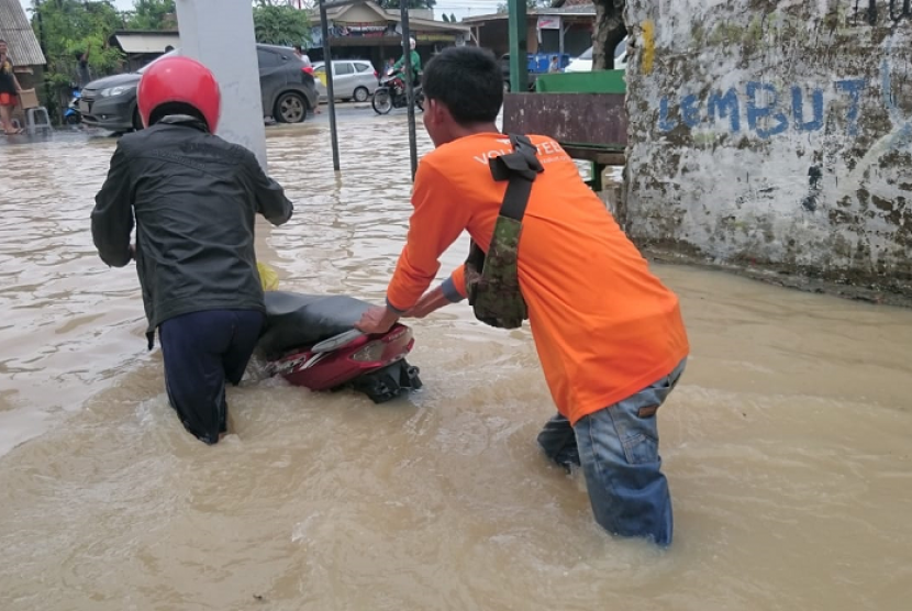 Banjir di Lampung Selatan (ilustrasi). Hujan deras disertai angin kencang yang terjadi pada Rabu (28/2/2024) di Lampung Selatan menyebabkan tiga kecamatan setempat terendam banjir.