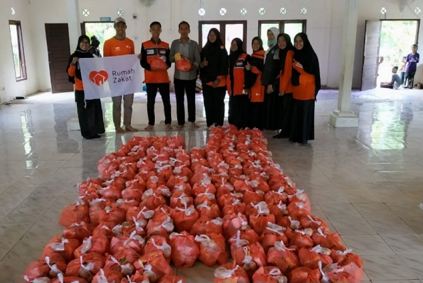 Tim relawan Rumah Zakat menyalurkan bantuan sembako dan 200 kaleng Superqurban.