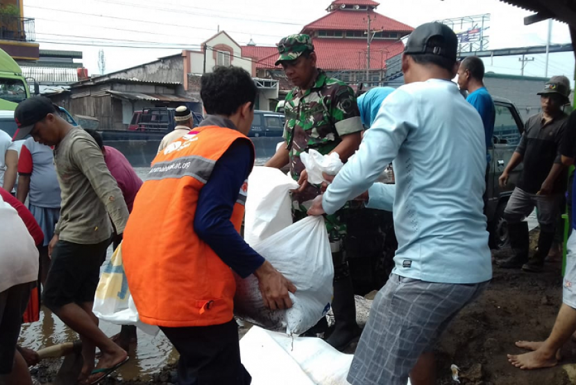 Tim Relawan Rumah Zakat menyalurkan bantuan untuk korban banjir di Semarang.