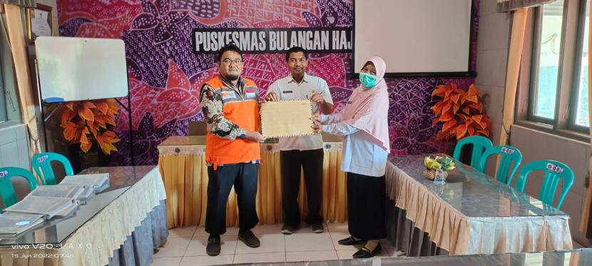 Tim Relawan Rumah Zakat Pamekasan menemui Kepala Puskesmas Bulangan Herlin Herawati, yang di dampingi oleh KTU Bapak Zainal Fatah, Sabtu (15/6).