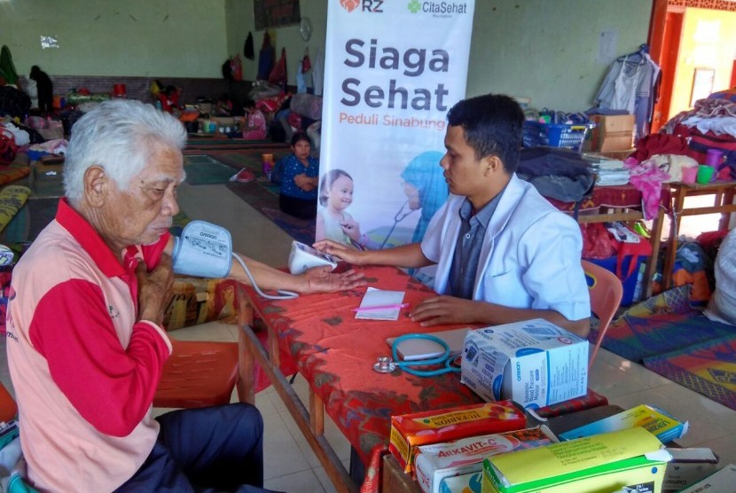 Tim Relawan RZ (Rumah Zakat) memberikan pelayanan kesehatan bagi pengungsi Sinabung di Posko GPDI Ndokom Siroga dan Posko Gudang Jeruk Surbakti, Sinabung, Medan, Jumat (27/5).