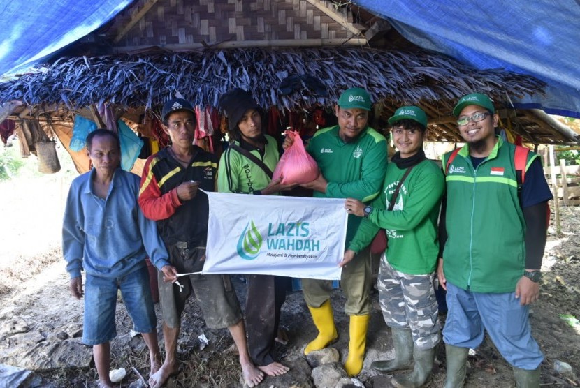 Tim Relawan Wahdah Islamiyah, kembali mengunjungi warga terdampak tsunami di Kampung Paniis, Pandeglang-Banten. Sabtu (29/12)