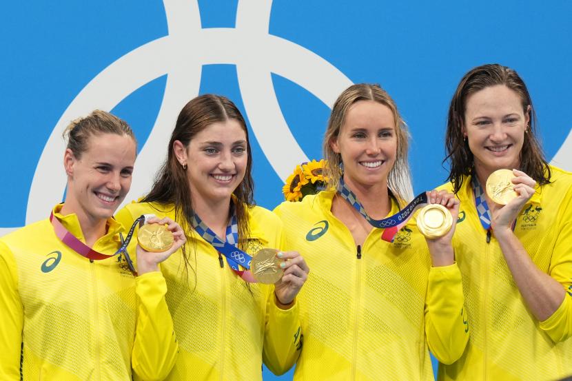 Tim renang putri gaya bebas 400 meter Australia meraih medali emas. (Ki-ka), Bronte Campbell, Meg Harris, Emma McKeon, da Cate Campbell berhasil memecahkan rekor di Tokyo Aquatic Center, Tokyo, Jepang, Ahad (25/7).