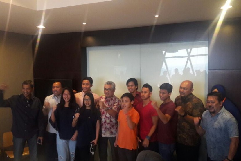 Tim renang usia muda Indonesia bersama jajaran PB PRSI, sebelum diberangkatkan ke Thailand, Rabu (7/12). Mereka akan mengikuti SEA Age Group Swimming Championship ke-40 pada 9-11 Desember 2016.