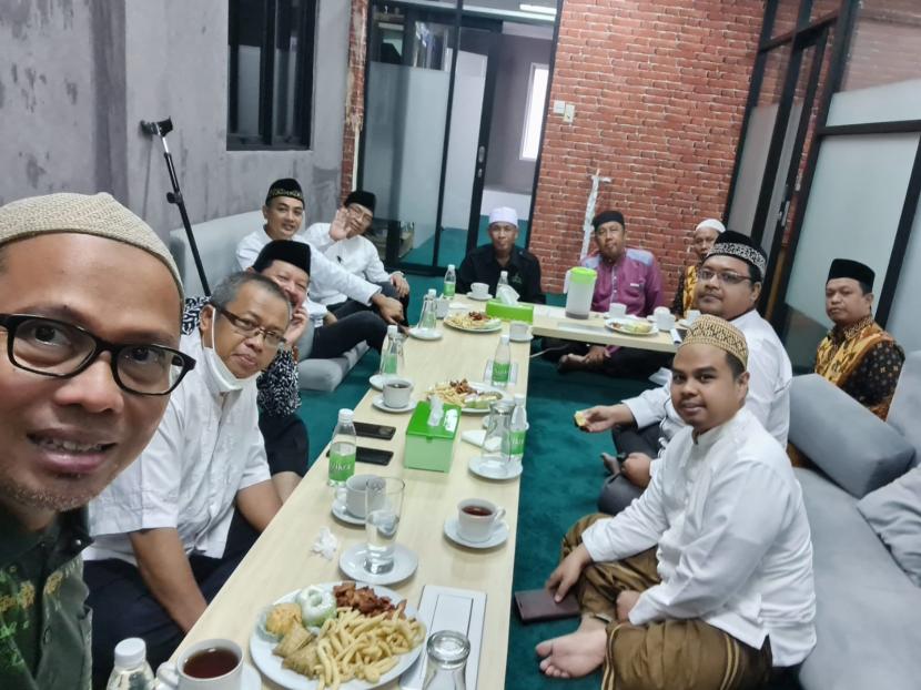 Tim Republika bertemu dengan Tim Majelis Azzikra di Masjid Azzikra Sentul, Bogor, Kamis (26/5) dalam rangka membahas persiapan acara pengajian akbar Semangat Umat Merawat Bangsa yang akan digelar pada Selasa (31/5) malam.