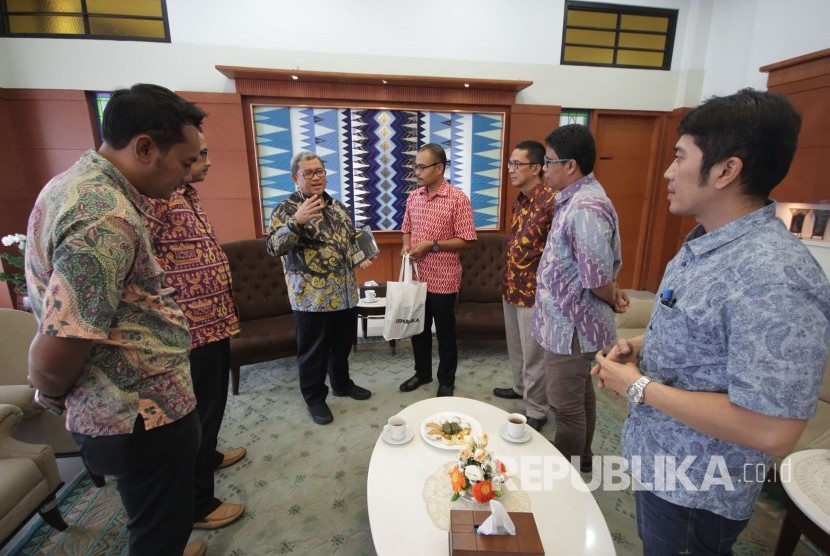 Tim Republika yang dipimpin langsung oleh Pemimpin Redaksi Irfan Junaidi berbincang santai dengan Gubernur Jawa Barat Ahmad Heryawan, di Gedung Sate, Kota Bandung, Kamis (28/9). 