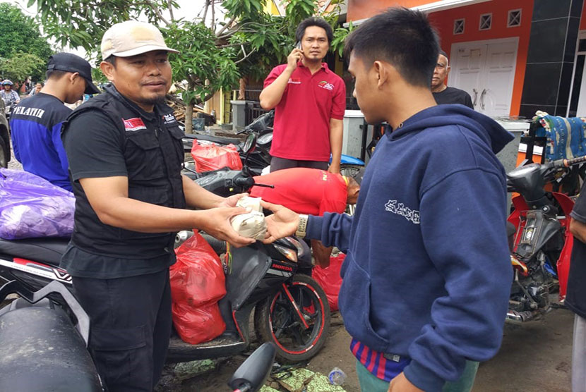 Tim rescue ACT memberikan bantuan makanan kepada korban bencana tsunami di Pandeglang