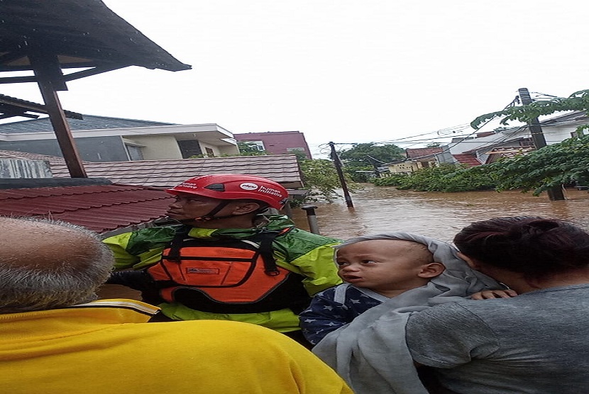 Tim rescue Human Initiative melakukan pencarian dan pertolongan warga terdampak banjir di wilayah nasio indah Bekasi yang terdampak banjir dengan kedalaman mencapai 2 sampai 2,5 meter