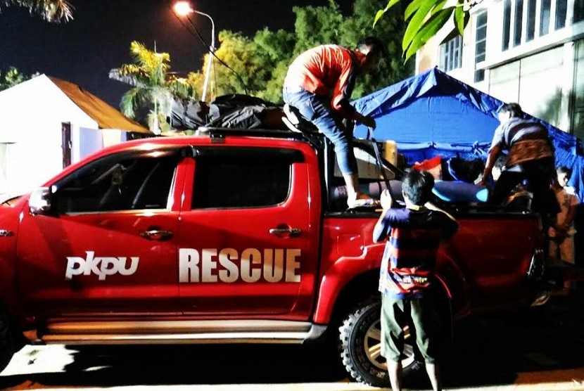 Tim rescue PKPU bersih-bersih sekolah pascabanjir di Garut.