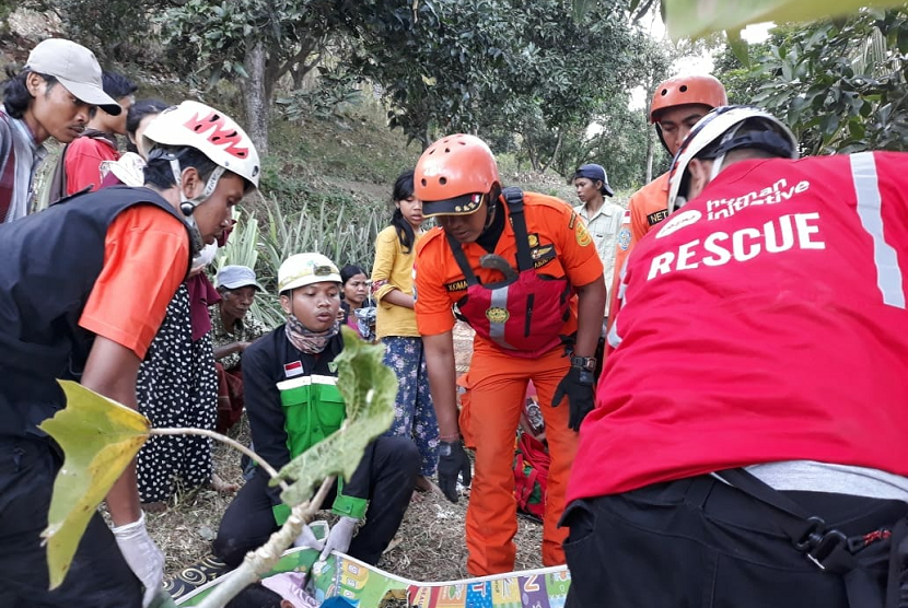 Tim rescue PKPU Human Initiative menolong para korban gempa Lombok.