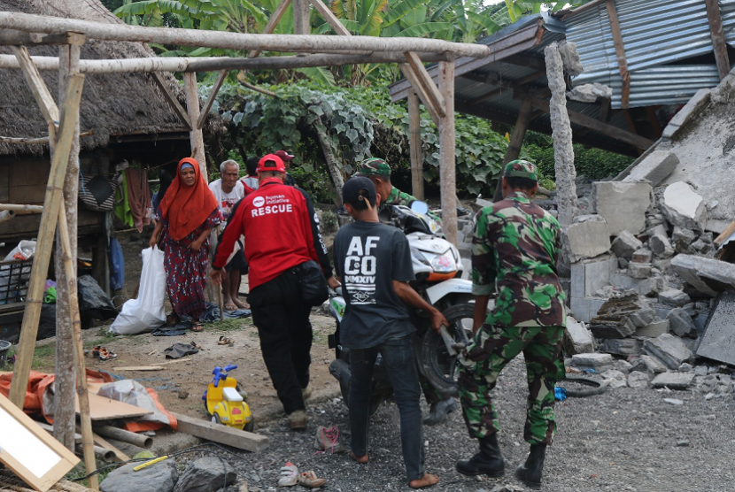 Tim rescue PKPU Human Initiative terus melakukan penanganan darurat membantu korban gempa yang kembali terjadi pada Ahad (5/8).
