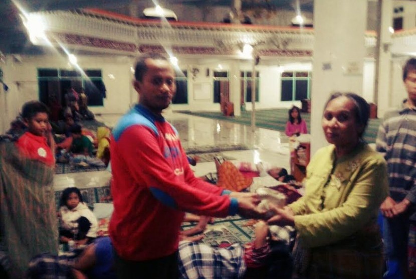 Tim Rescue PKPU menyerahkan bantuan makanan untuk korban banjir di Bima.