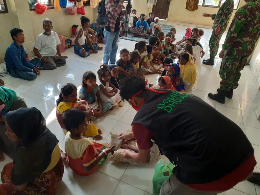 Tim respon Dompet Dhuafa Aceh pada Selasa (30/06/2020) membuka Posko Kesehatan di bekas Kantor Imigrasi, Keude Punteut Kecamatan Blang Mangat, Lhokseumawe, Aceh. keberadaan posko tersebut untuk melayani pengungsi Rohingya untuk pengecekan kesehatan selama di pos penampungan.