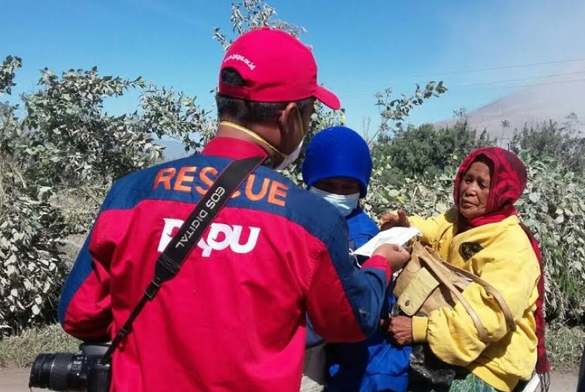 Tim resque PKPU membantu evakuasi korban Sinabung. 