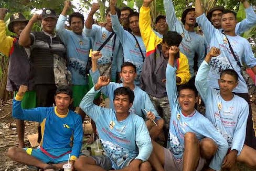 Tim Riau meluapkan kegembiraan atas kemenangan mereka di etape 1 untuk kategori Rafting