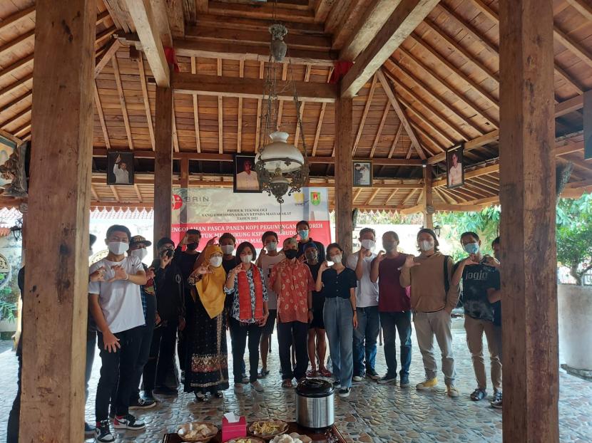  Tim riset Universitas Negeri Semarang (Unnes) yang bekerjasama dengan Badan Riset dan Inovasi Nasional (BRIN) mengadakan kegiatan Diseminasi Teknologi dan Pelatihan Pengolahan Pasca Panen Kopi Pegunungan Menoreh untuk  Mendukung KSPN Borobudur.