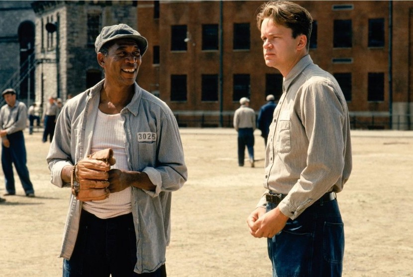 Tim Robbins (kanan) dan Morgan Freeman dalam film The Shawshank Redemption.
