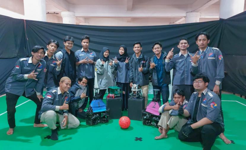  Tim Robot Dome Universitas Muhammadiyah Malang (UMM) mampu mendapatkan juara dua pada Kontes Robot Indonesia 2022 Regional Wilayah II yang dilaksanakan pada 11 hingga13 Juni 2022 secara daring