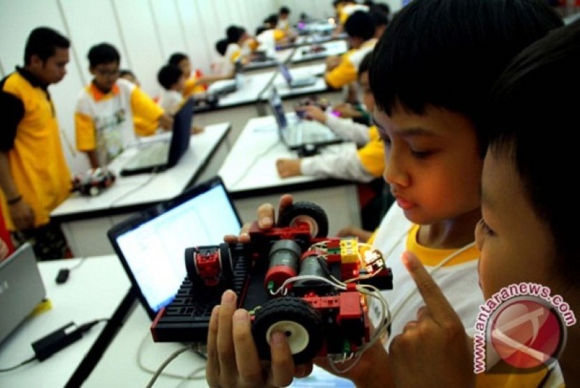 Tim Robot Rahmat dari Sekolah Dasar (SD) Plus Rahmat Kediri, Jawa Timur.